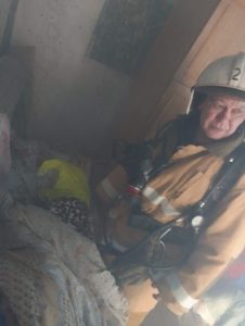 Парализованную пенсионерку вынесли спасатели из горящего дома в Петропавловске