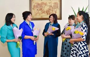 Кумар Аксакалов наградил многодетных матерей медалями «Алтын алқа» и «Күміс алқа» 8 Кумар Аксакалов наградил многодетных матерей медалями «Алтын алқа» и «Күміс алқа»