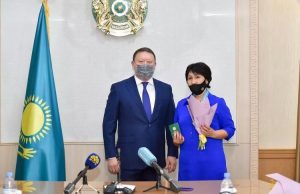 Кумар Аксакалов наградил многодетных матерей медалями «Алтын алқа» и «Күміс алқа»