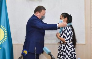 Кумар Аксакалов наградил многодетных матерей медалями «Алтын алқа» и «Күміс алқа» 11 Кумар Аксакалов наградил многодетных матерей медалями «Алтын алқа» и «Күміс алқа»