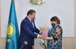 Кумар Аксакалов наградил многодетных матерей медалями «Алтын алқа» и «Күміс алқа»