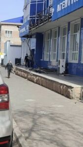 Сильный ветер сорвал крышу здания и повалил дерево в Петропавловске