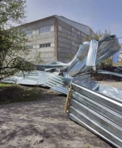 Сильный ветер сорвал крышу здания и повалил дерево в Петропавловске