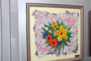 В арт-центре «Qyzyljar» открылась выставка картин из войлока учеников НИШ Петропавловска