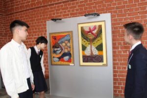 В арт-центре «Qyzyljar» открылась выставка картин из войлока учеников НИШ Петропавловска