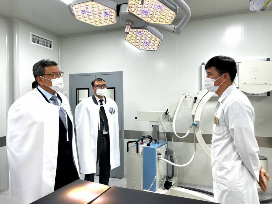 Аким СКО посетил больницы и встретился с врачами