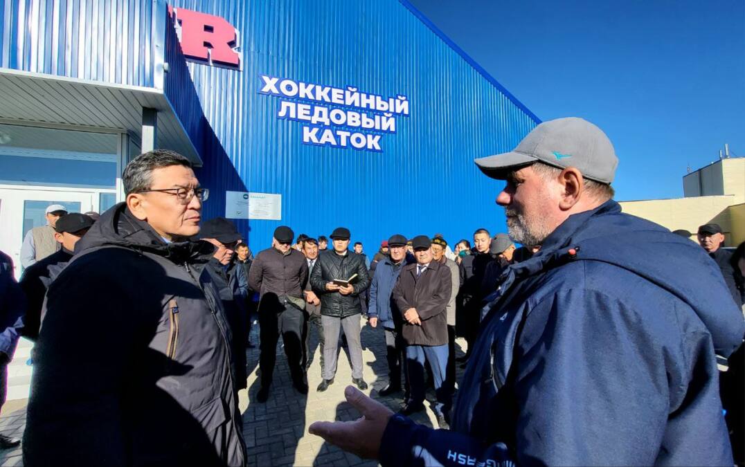 В Акжарском районе возведен новый хоккейный корт 5 В Акжарском районе возведен новый хоккейный корт