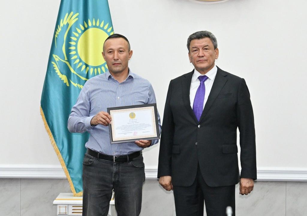 В СКО наградили мехбригады, которые ремонтировали дома после паводка 8 В СКО наградили мехбригады, которые ремонтировали дома после паводка