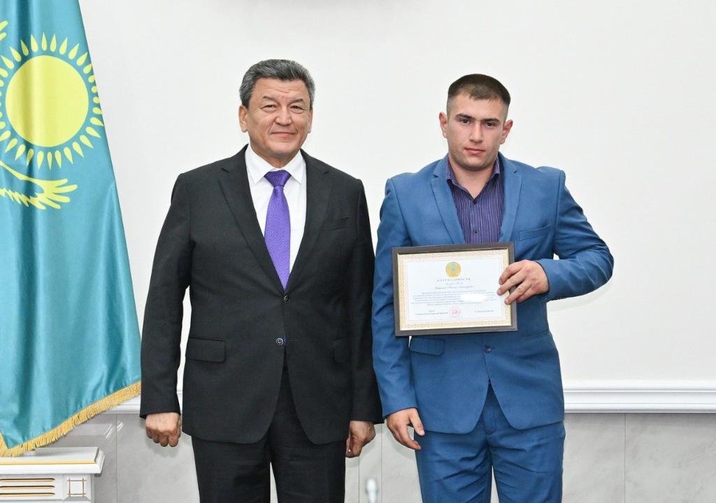 В СКО наградили мехбригады, которые ремонтировали дома после паводка 10 В СКО наградили мехбригады, которые ремонтировали дома после паводка