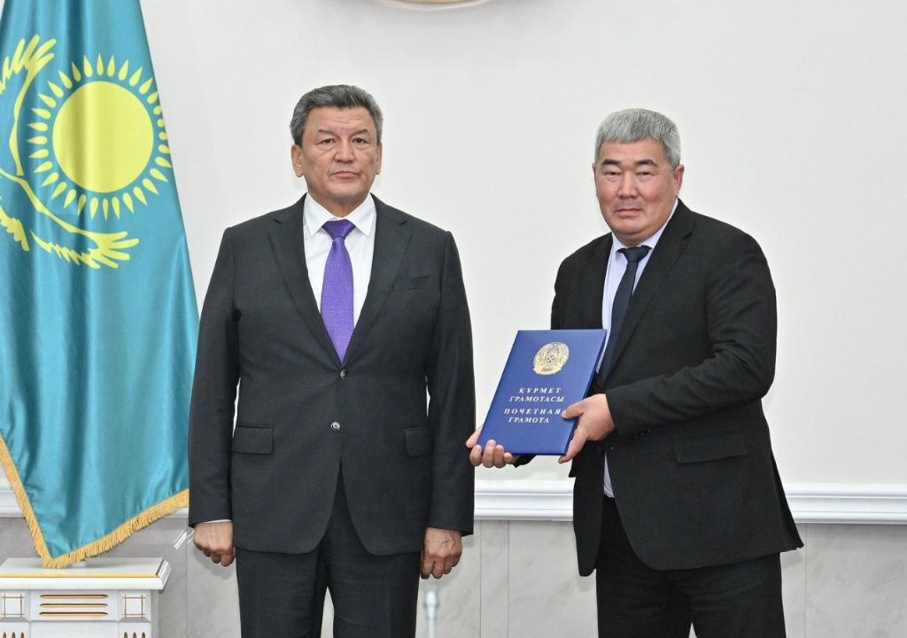 В СКО наградили мехбригады, которые ремонтировали дома после паводка 11 В СКО наградили мехбригады, которые ремонтировали дома после паводка