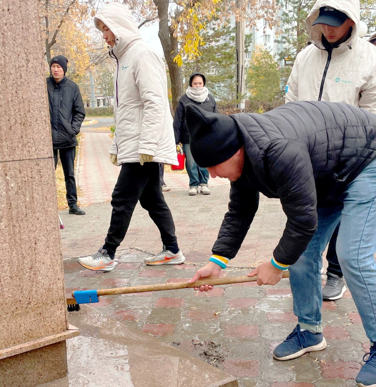 АМАНАТОВЦЫ ПРОВЕЛИ УБОРКУ СКВЕРА И ПАМЯТНИКА ШОКАНУ УАЛИХАНОВУ