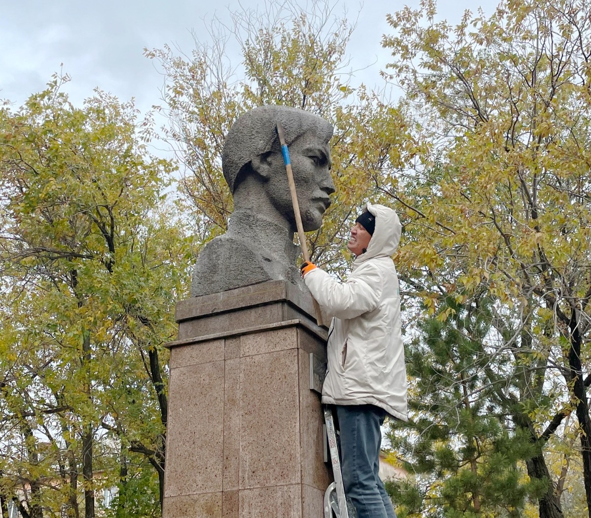 АМАНАТОВЦЫ ПРОВЕЛИ УБОРКУ СКВЕРА И ПАМЯТНИКА ШОКАНУ УАЛИХАНОВУ 9 АМАНАТОВЦЫ ПРОВЕЛИ УБОРКУ СКВЕРА И ПАМЯТНИКА ШОКАНУ УАЛИХАНОВУ
