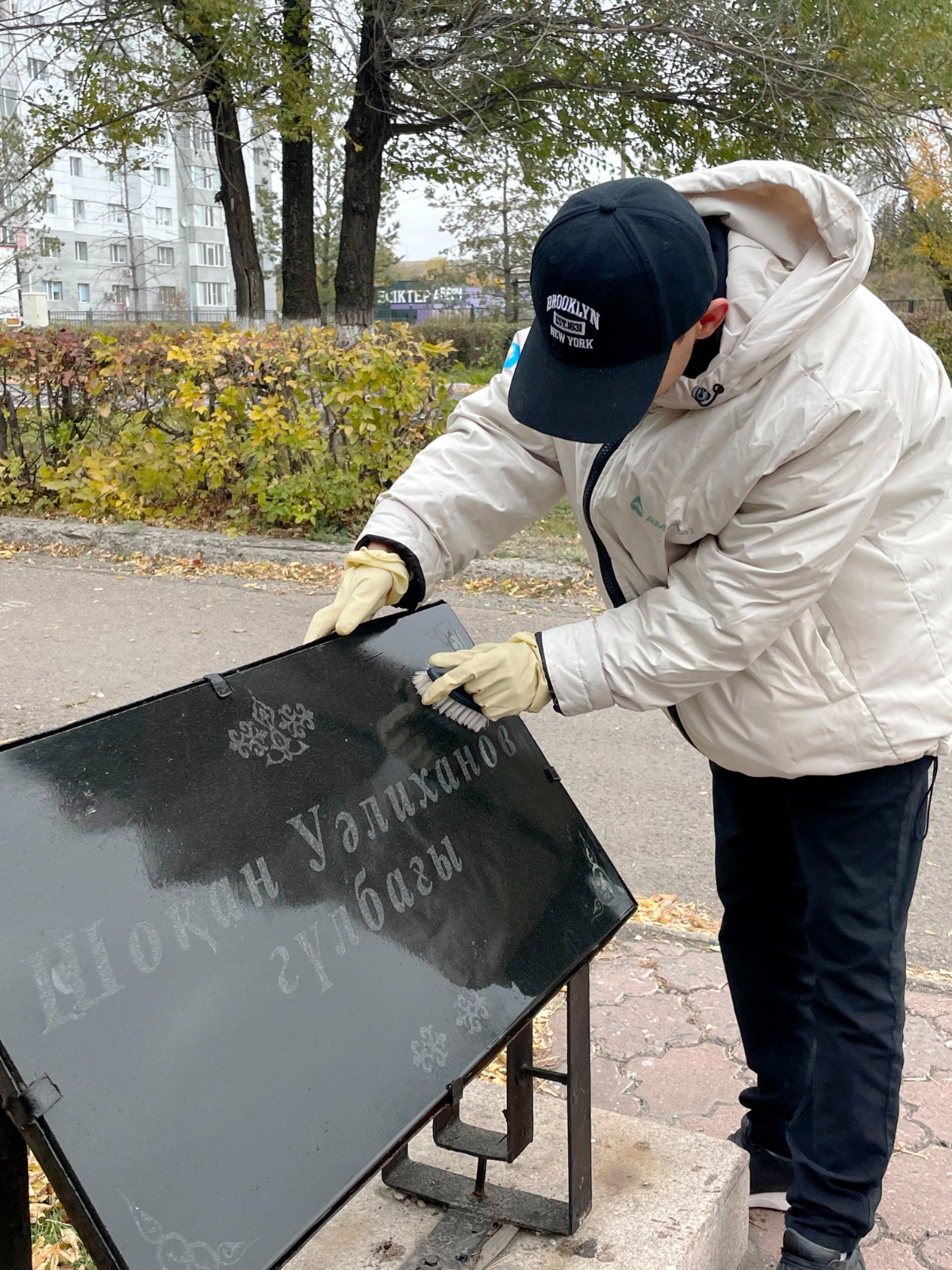 АМАНАТОВЦЫ ПРОВЕЛИ УБОРКУ СКВЕРА И ПАМЯТНИКА ШОКАНУ УАЛИХАНОВУ