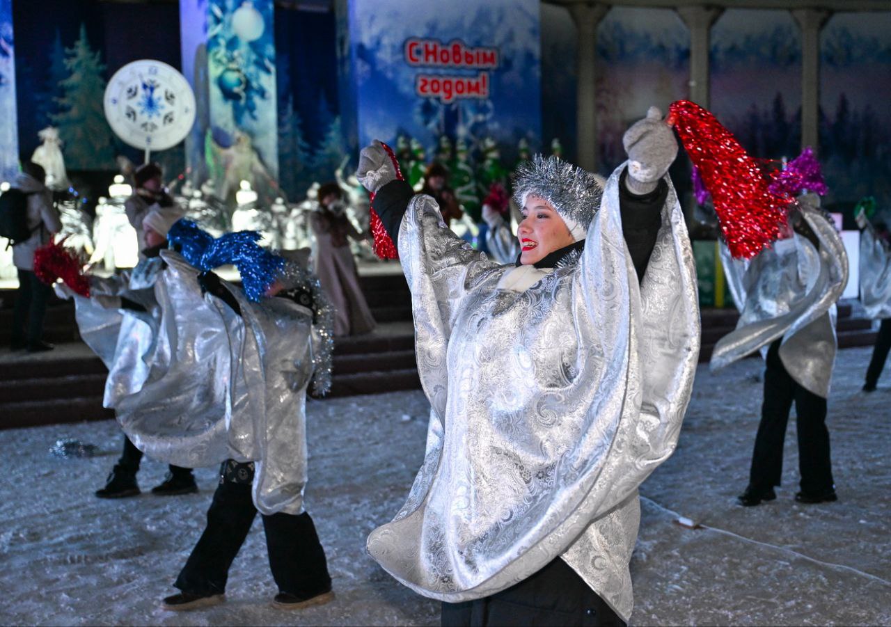 Главную новогоднюю елку зажгли в Петропавловске 11 Главную новогоднюю елку зажгли в Петропавловске