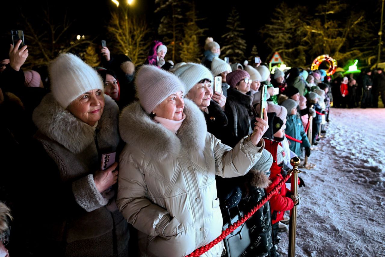 Главную новогоднюю елку зажгли в Петропавловске 9 Главную новогоднюю елку зажгли в Петропавловске